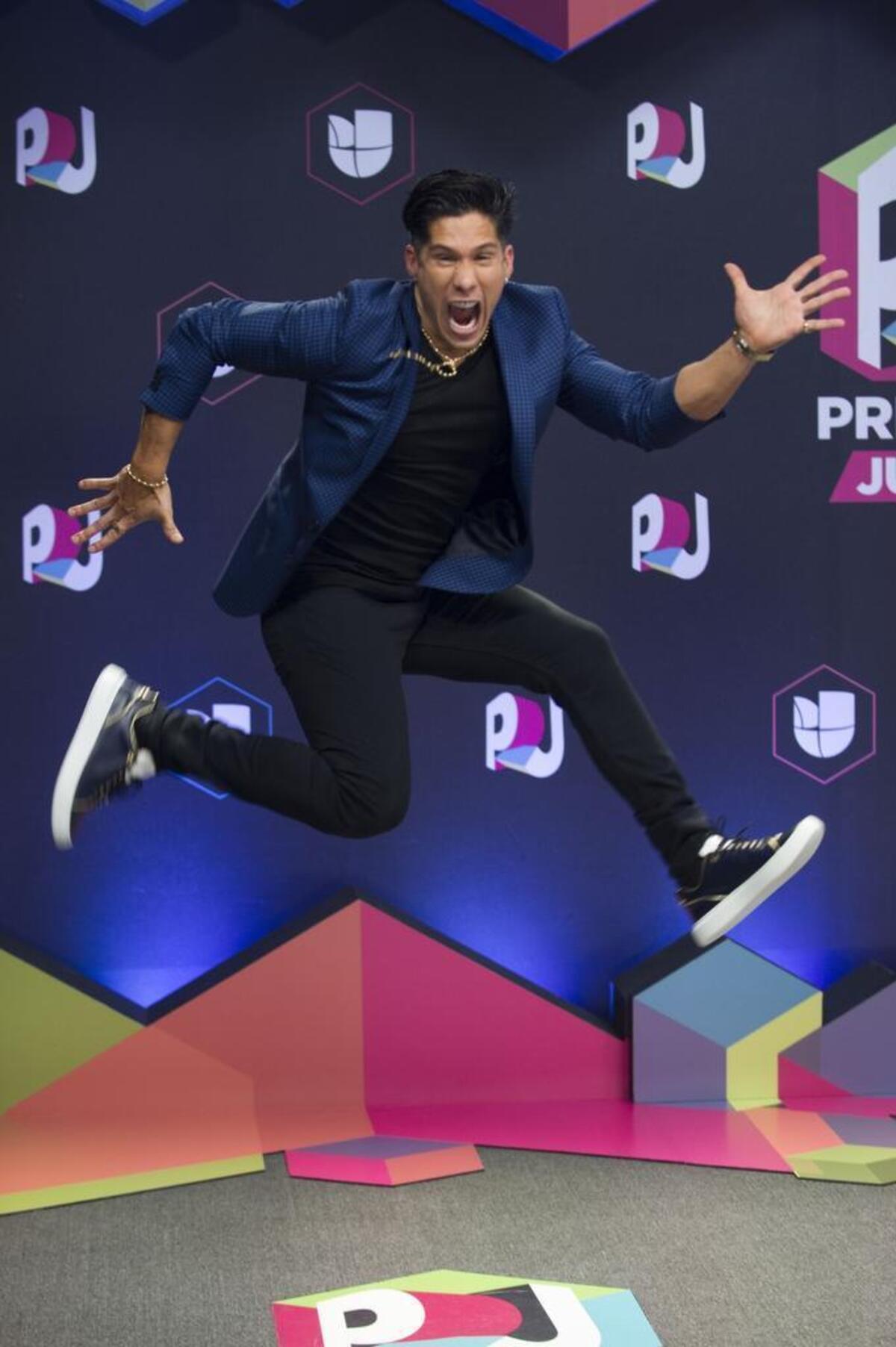 El cantante venezolano Chyno Miranda posa saltando a su llegada a la alfombra de la decimocuarta edición de los Premios Juventud hoy, jueves 6 de julio 2017, en Miami, Florida.