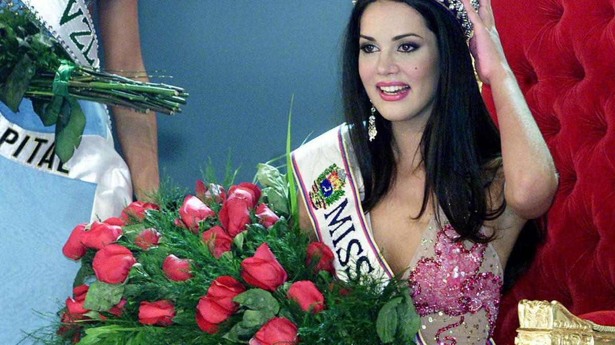 Mónica Spear posa después de ser elegida Miss Venezuela, en Caracas, el 23 de septiembre de 2004.