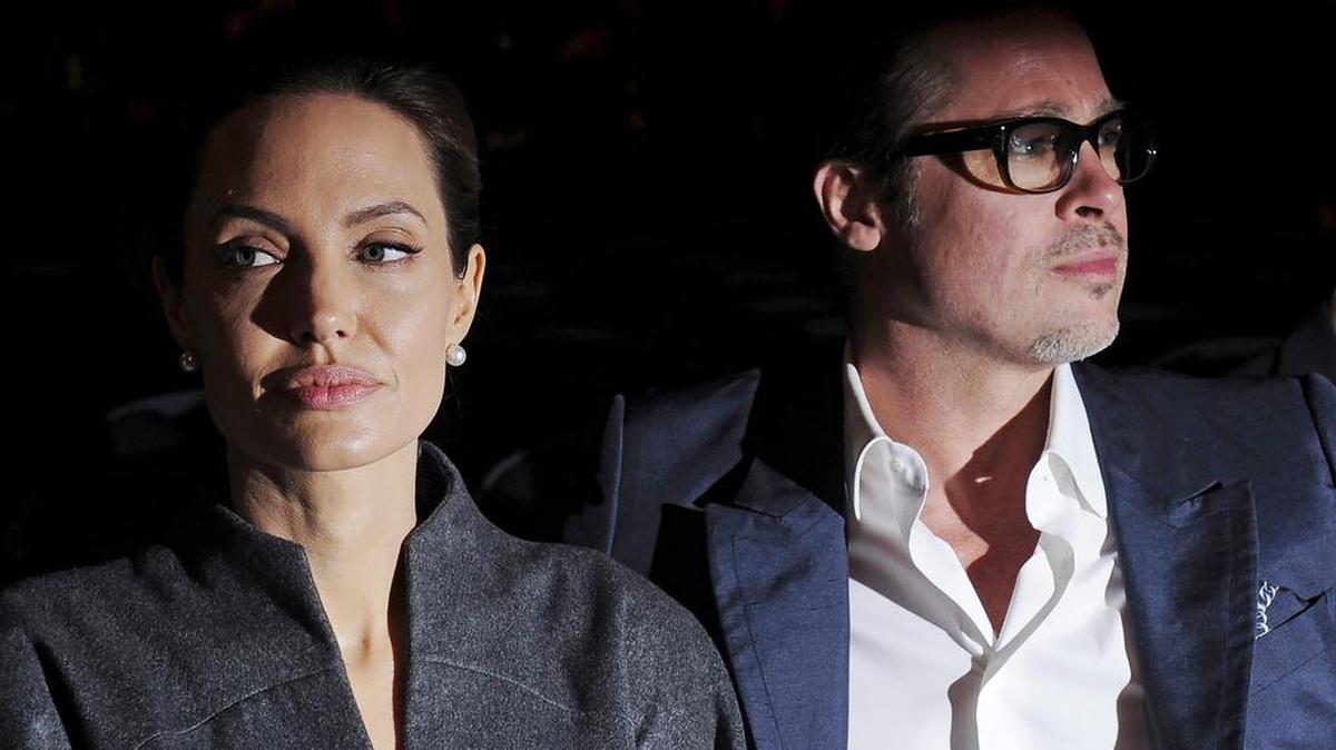 Fotografía de archivo que muestra a la actiz Angelina Jolie (i), y al actor estadounidense, Brad Pitt (d), en Londres, Reino Unido. Jolie pidió el divorcio a su esposo por la manera en que la que el actor ha tratado a los seis hijos de la pareja.