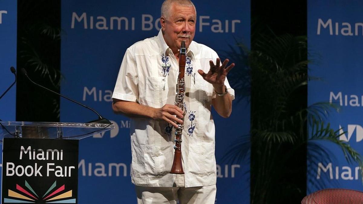 El músico cubano Paquito D'Rivera en una presentación en la Feria del Libro de Miami en el 2015.
