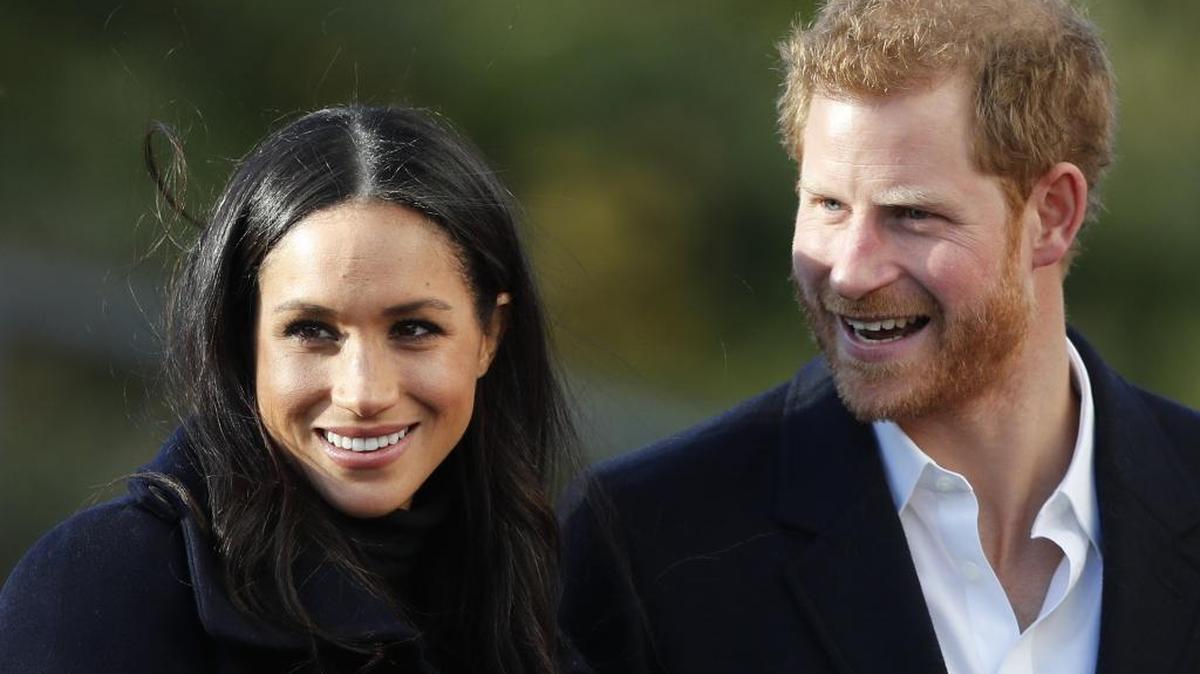 El príncipe Harry y su prometida, Meghan Markle, llegan a la escuela Nottingham Academy, en Nottingham, Inglaterra, el 1 de diciembre.