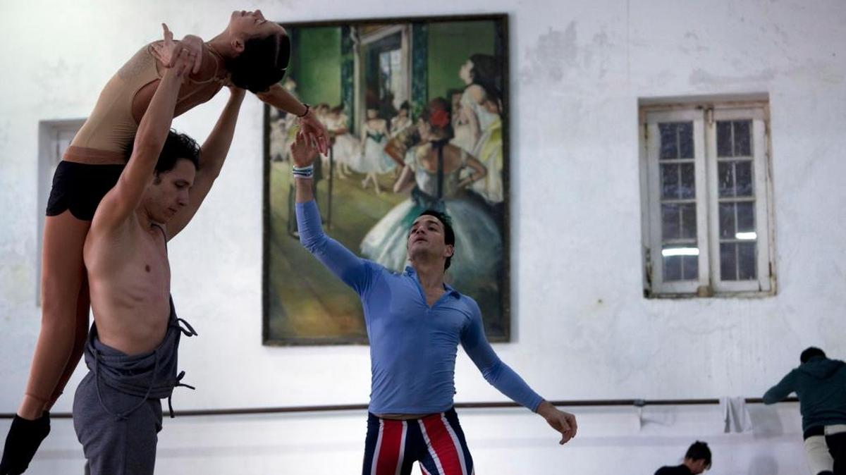 El bailarín Javier Torres (der.) del Northern Ballet of Great Britain, entrena a la primera bailarina Anette Delgado (izq.) en Cuba.