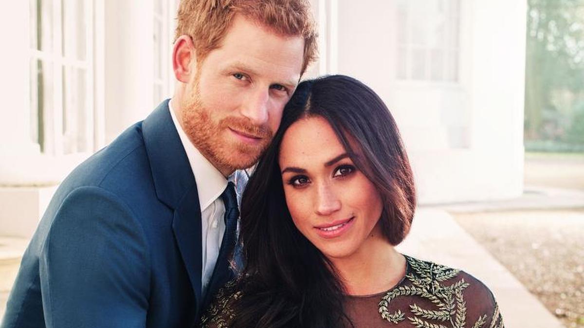 Una foto publicada el 21 de diciembre de 2017 por Kensington Palace muestra al príncipe Harry posando con su prometida estadounidense Meghan Markle en Frogmore House en Windsor en una de las tres fotos oficiales de compromiso.
