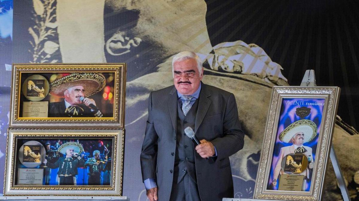 El cantante mexicano Vicente Fernández saluda el martes 8 de noviembre de 2016, durante una rueda de prensa en la ciudad mexicana de Guadalajara(México), donde le fue entregado el disco de Oro y de Platino por sus altas ventas de su grabación durante su ultimo concierto titulado "Un Azteca en el Azteca".