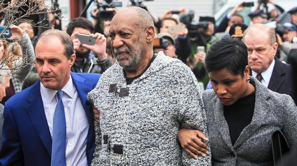 El comediante estadounidense Bill Cosby llega a comparecer el miércoles 30 de diciembre de 2015, ante el tribunal en Elkins Par, Pensilvania (Estados Unidos) por cargos derivados de una presunta agresión sexual a una mujer en 2014.