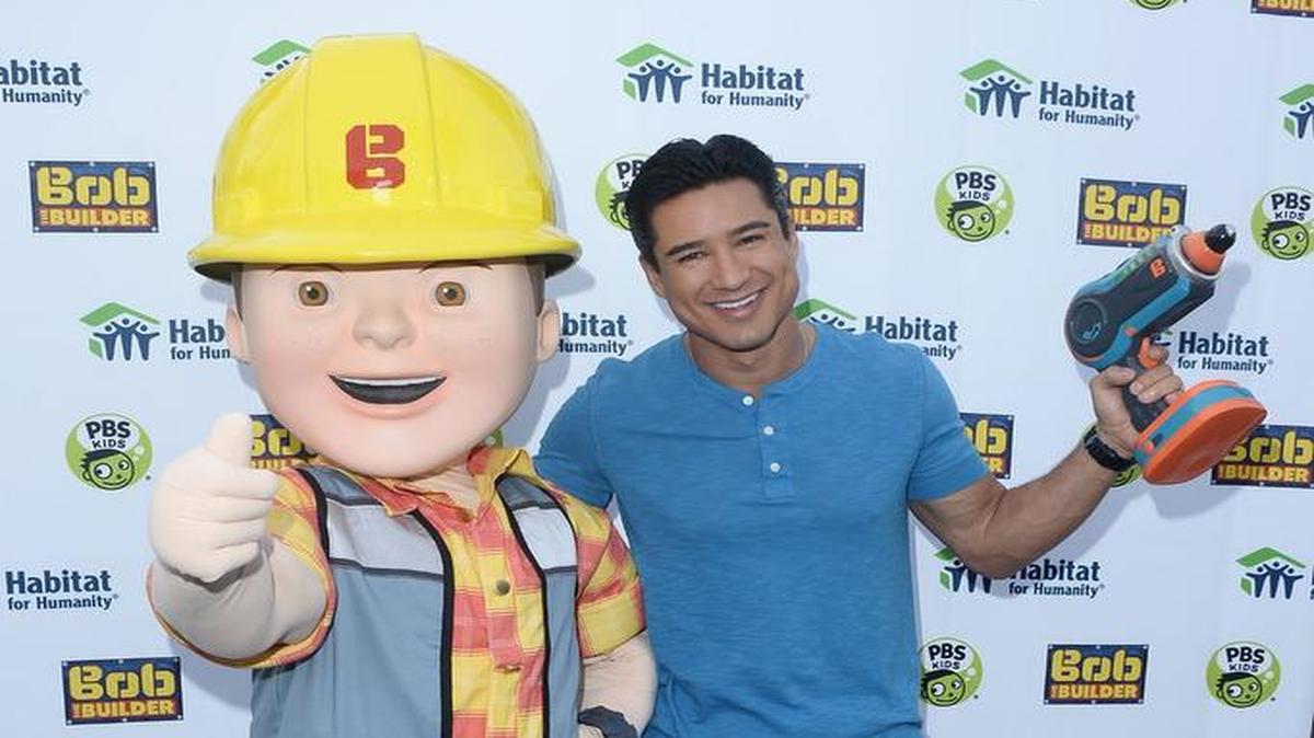 Mario López y Bob el Constructor ayudan a Hábitat para la Humanidad para construirle una casa a una familia de Los Ángeles este 8 de diciembre de 2015, en Inglewood, California.