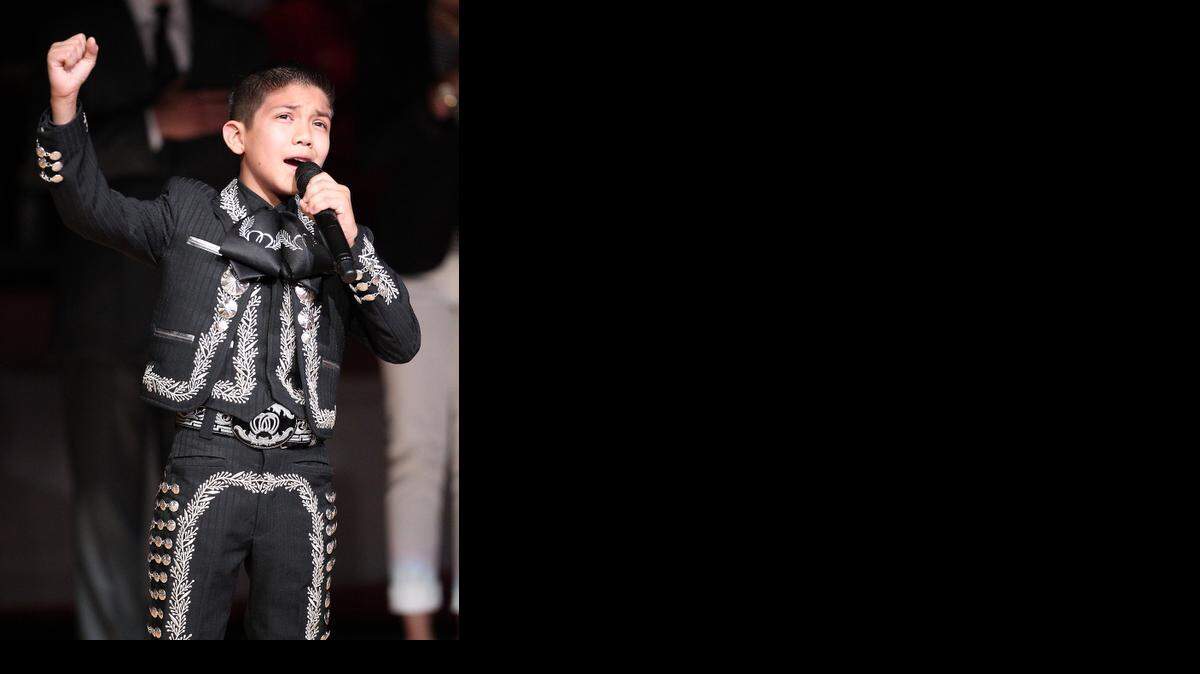 
Sebastien De La Cruz cuando cantó el himno nacional de Estados Unidos antes de la final de los partidos de la NBA en At&t Center in San Antonio en junio del 2013.
