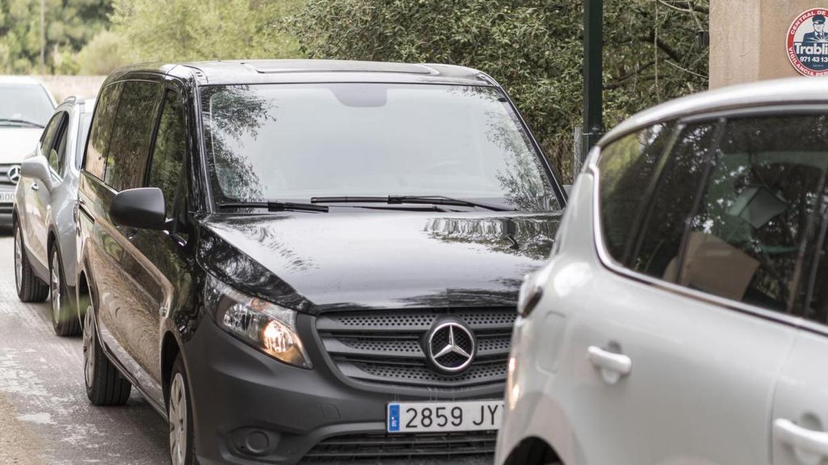 Furgoneta que traslada a Michelle Obama, esposa del ex presidente de Estados Unidos Barack Obama, a su salida de la finca Ses planes de Esporlas, en Mallorca.