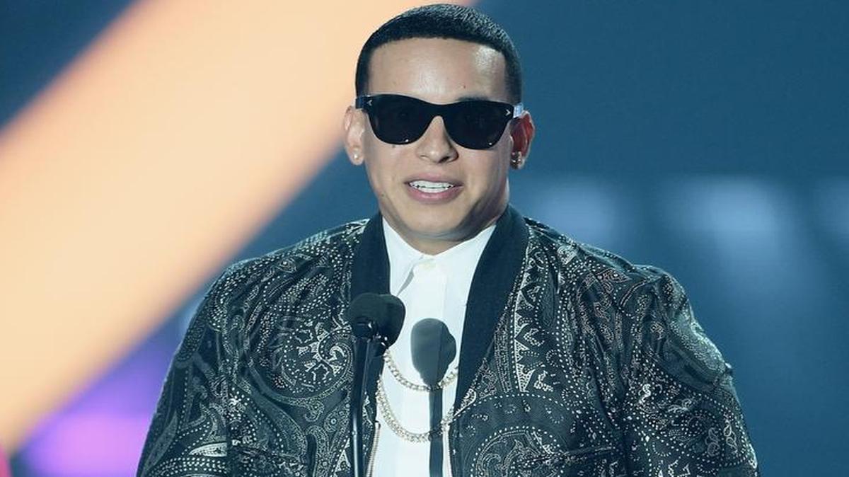Daddy Yankee recibe un premio durante la ceremonia de los Premios Billboard de la Música Latiana en el Bank United Center, el 28 de abril, en Miami.