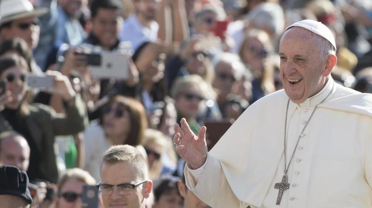 El papa Francisco llega a su audiencia general de los miércoles en la plaza de San Pedro en el Vaticano, el 27 de septiembre de 2017.