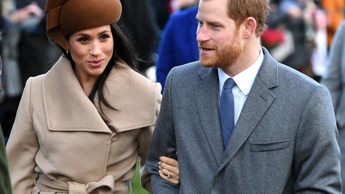 El príncipe Enrique y su novia, la actriz estadounidense Meghan Markle asisten al servicio religioso de Navidad en la iglesia St. Mary Magdalene en Sandringham, Norfolk, Gran Bretaña, el 25 de diciembre de 2017.