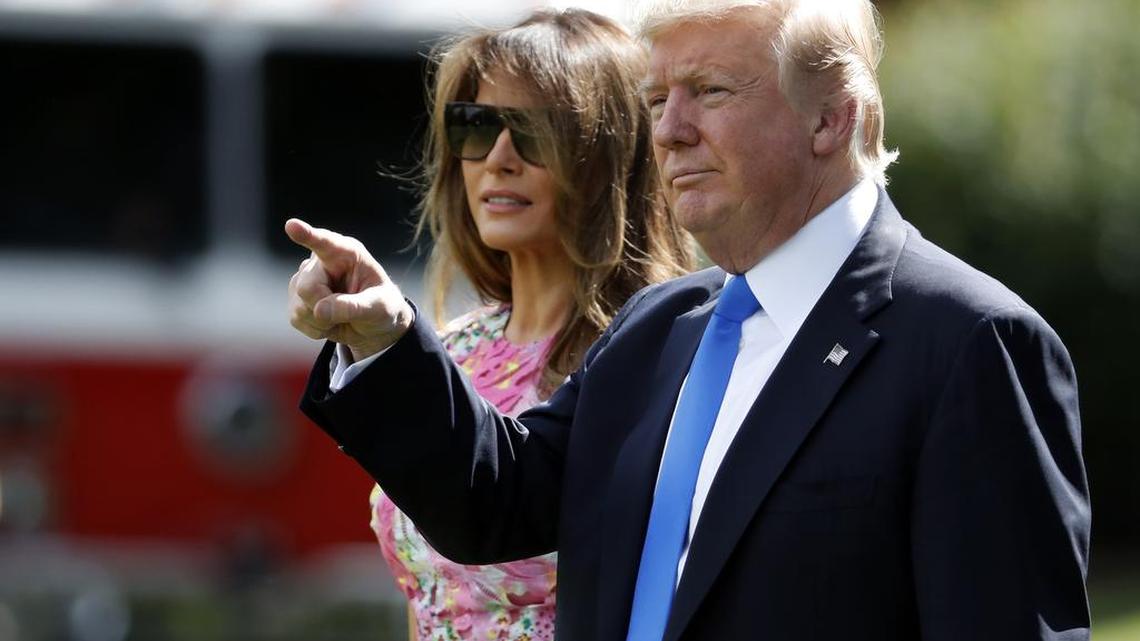 El presidente Donald Trump camina con la primera Dama, Melania Trump, en los jardines de la Casa Blanca en Washington, el 25 de julio de 2017.