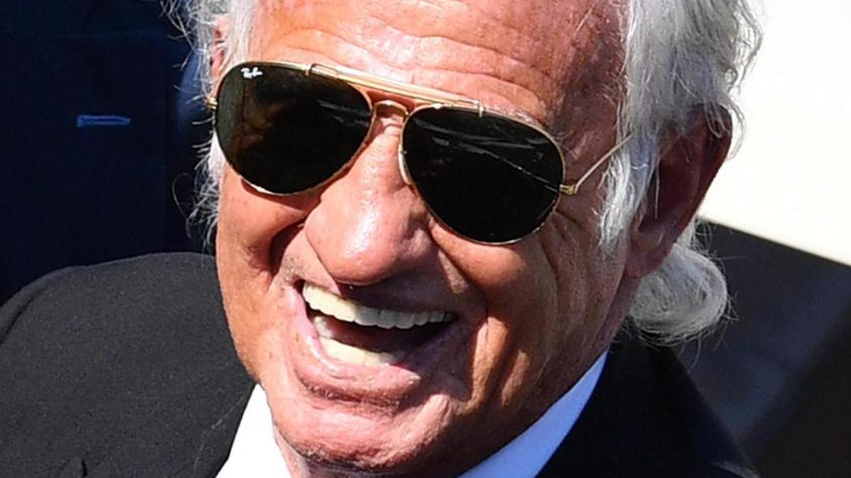 El actor francés Jean-Paul Belmondo (i) llega a la isla veneciana del Lido durante la 73 edición del Festival Internacional de Cine de Venecia en Italia, hoy, 8 de septiembre de 2016.