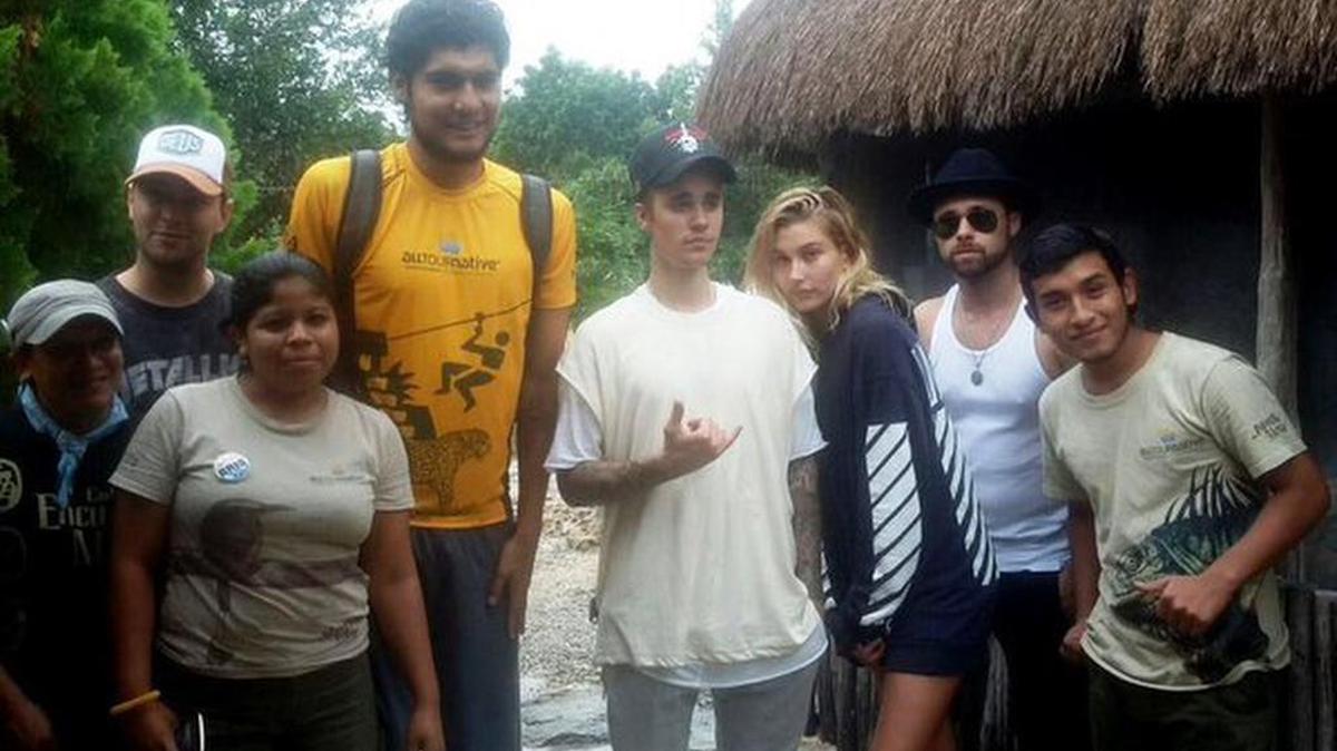 Fotografía cedida por la compañía turística AllTourNative este miércoles 6 de enero de 2015, que muestra a la estrella pop canadiense Justin Bieber (c) de vacaciones en la Riviera Maya, Caribe mexicano, donde se relaja y divierte en compañía de su pareja Hailey Baldwin (3d) y sus amigos.
