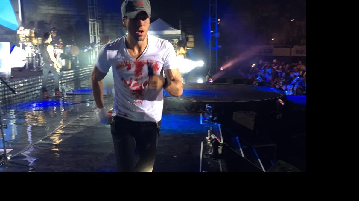 
Fotografía cedida de este 30 de mayo de 2015, del cantante español Enrique Iglesias quien sufrió varios cortes en una mano durante una presentación en Tijuana, México y tuvo que ser atendido por personal de emergencia.
