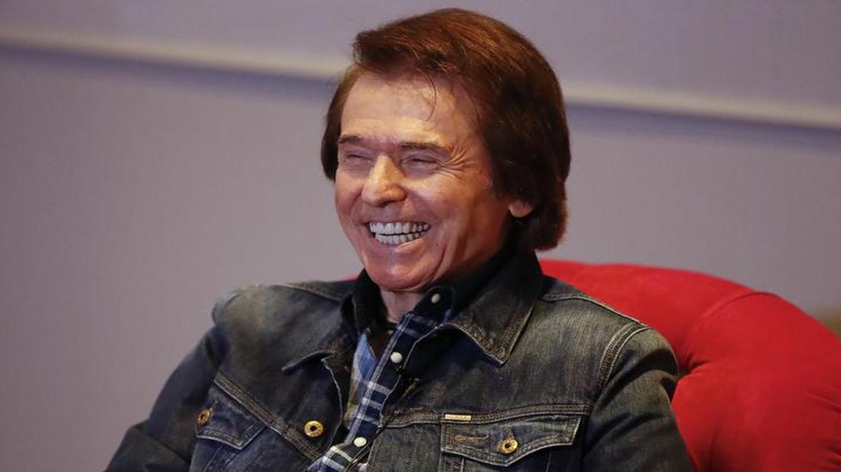 Fotografía del 6 de marzo de 2017 del cantante español Raphael durante una entrevista con Efe en un céntrico hotel de Buenos Aires (Argentina). El torrente de éxitos que ha obtenido en cada década de su icónica trayectoria no le amedrenta. A sus 73 años, Raphael, "divo de Linares" y "jefe indie" al mismo tiempo, se resiste a vivir de la rentas y destaca una de sus grandes bazas: "hay mucha gente que se parece a mí pero yo no me parezco a nadie".