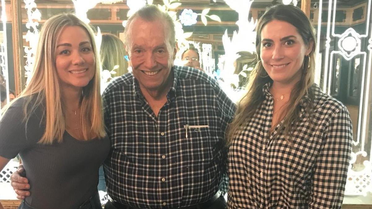 Gloria Ordaz con Felipe Valls y Lully Valls, la nieta del empresario, quienes donaron la recaudación de todo un día para enviar a Puerto Rico, y permitiern poner cajas para recoger las donaciones.