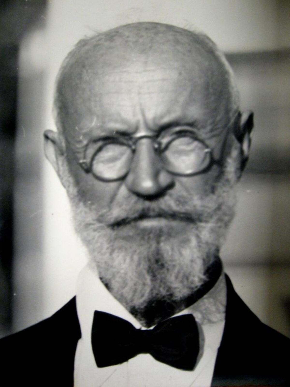 Carl Von Cosel, el técnico de rayos X llegado de Alemania a Key West, que se hacía pasar por conde. Su obsesión por la joven cubana Elena Hoyos lo llevó a vivir con su cadáver por varios años.