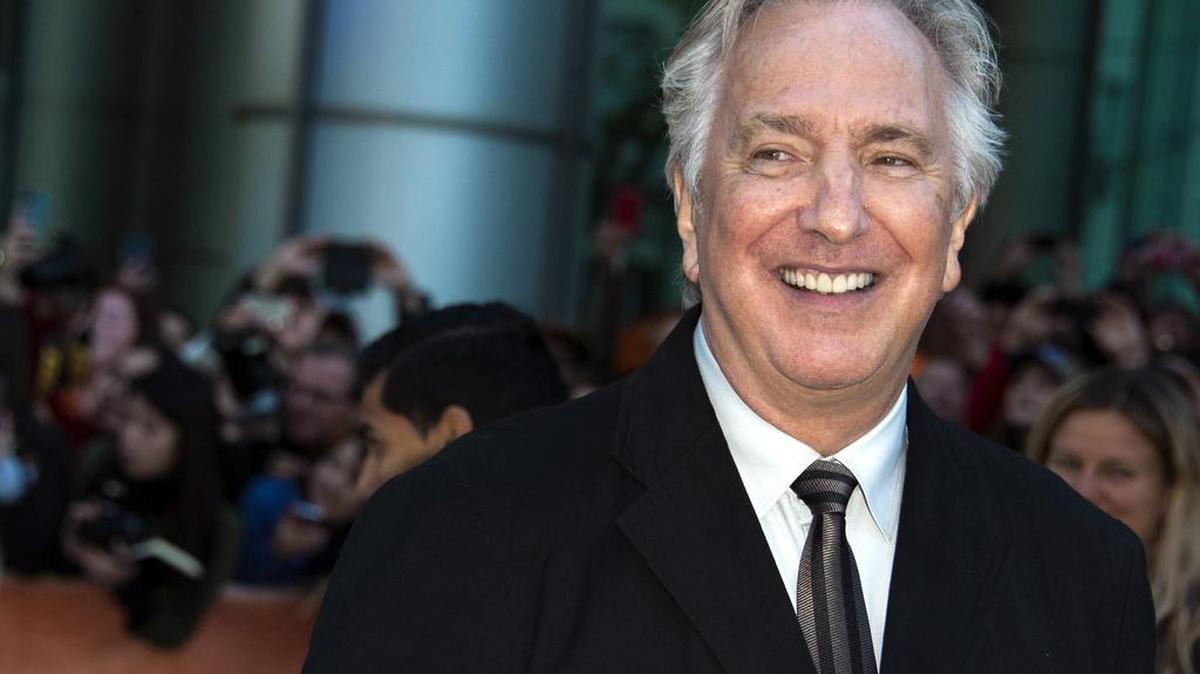 Fotografía de archivo fechada el 13 de septiembre de 2014 que muestra al actor británico Alan Rickman durante la presentación de su película, "A Little Chaos", en la clausura del Festival Internacional de Cine de Toronto, Canadá. Rickman, una de las figuras más importantes del cine del Reino Unido, murió a los 69 años, informó hoy, 14 de enero de 2016, su familia.