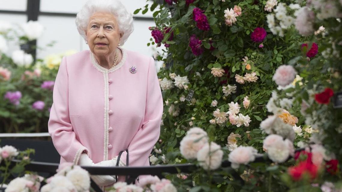 La reina Isabel II visita una exposición de flores en Londres, el 21 de mayo.