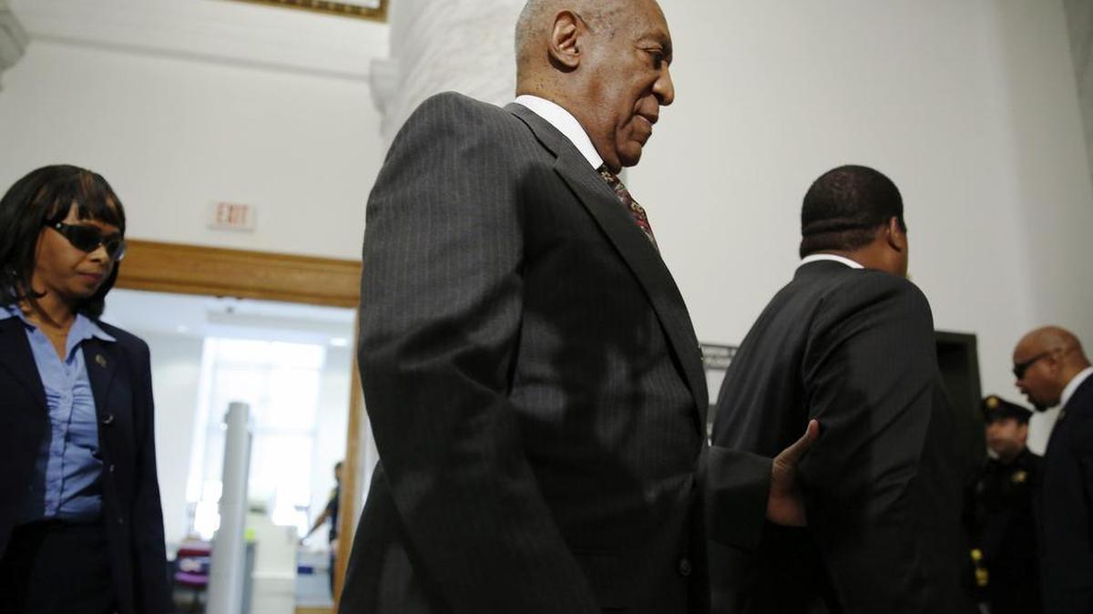 El comediante estadounidense Bill Cosby llega al juzgado del Condado de Montgomery para asistir a una vista preliminar en Norristown, Pensilvania (Estados Unidos), hoy, 24 de mayo de 2016.