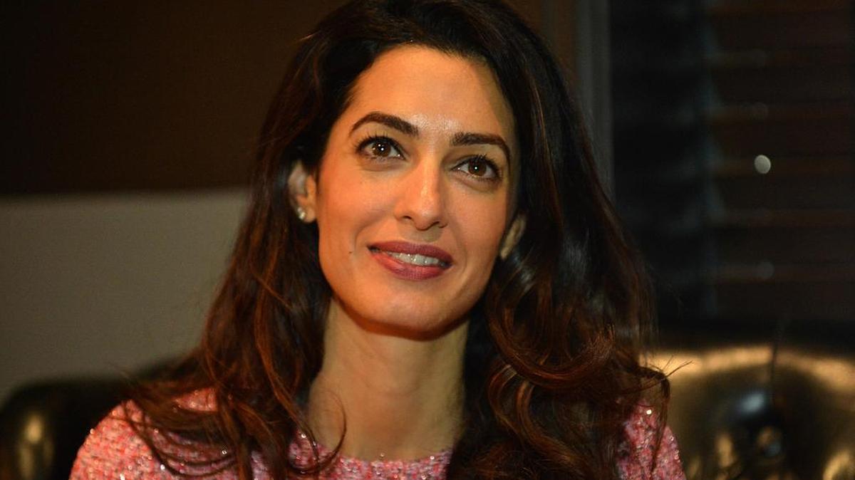 
La abogado de derechos humanos con sede en Londres, Amal Clooney, se reúne con miembros de los medios de comunicación en un hotel en la capital de Sri Lanka, Colombo, el 11 de septiembre de 2015.
