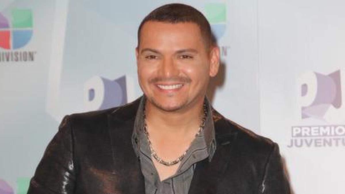 
Victor Manuelle estrenó hoy por el canal Vevo el vídeo musical de su nuevo sencillo, ‘Que suenen los tambores’. 
