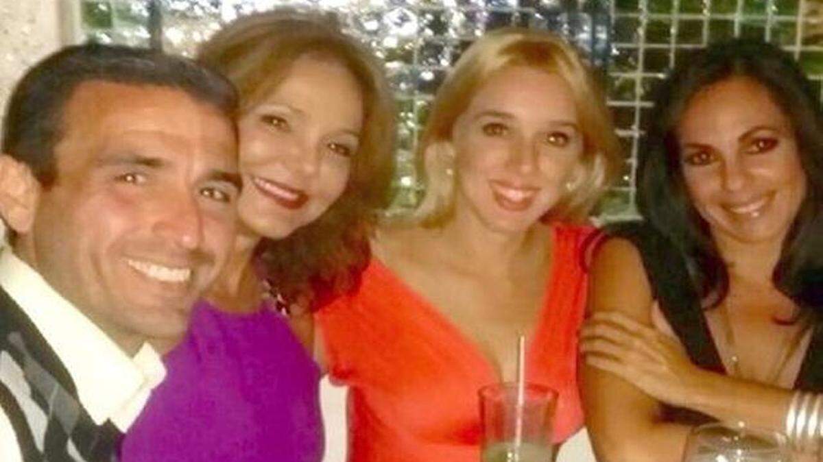 
René Pedrosa, María Montoya, Adriana Navarro y Yossie Galindo celebran en Larios on the Beach
