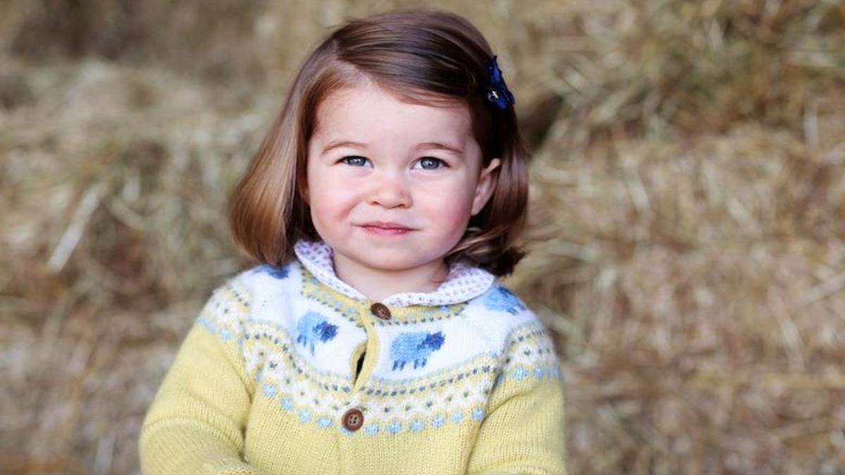 En la imagen, tomada por la duquesa Catalina en los terrenos de la residencia familiar en Norfolk, la niña aparece de medio cuerpo y mirando a cámara.