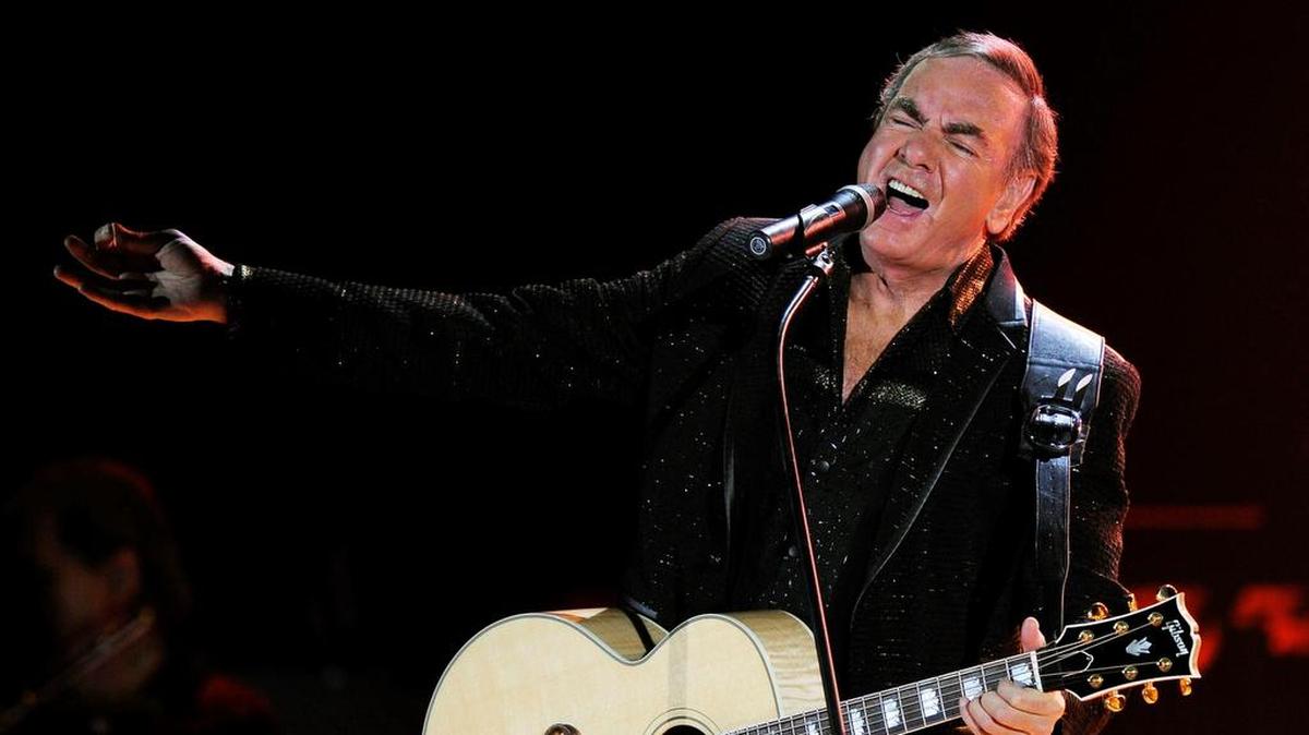 Fotografía de archivo tomada el 15 de junio de 2011 que muestra al cantante estadounidense Neil Diamond durante un concierto en Zúrich (Suiza).