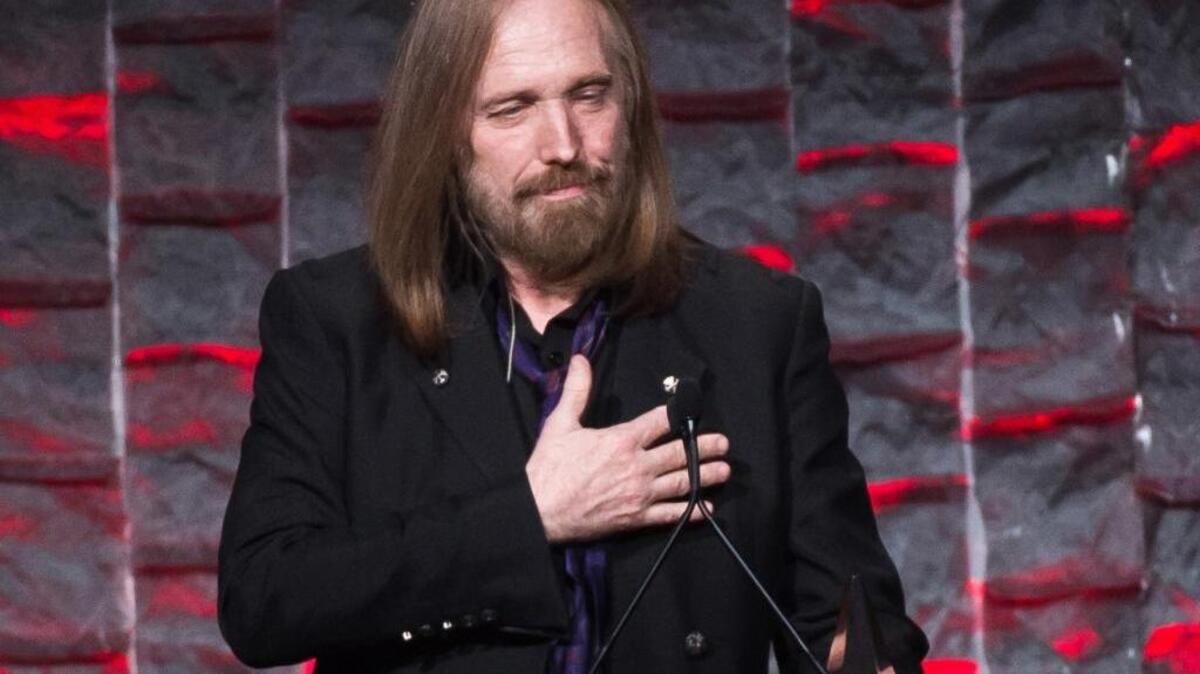 Tom Petty en foto de archivo en Ceremonia de entrada sal Salón de la Fama de Compositores.