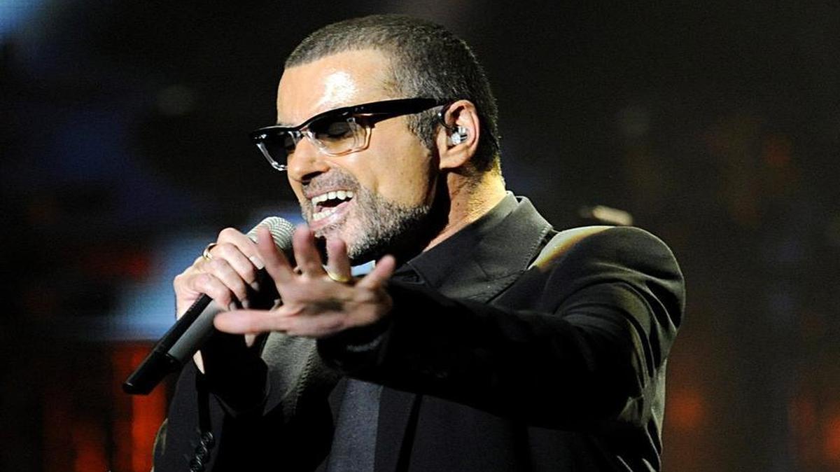 Una foto del 22 de agosto de 2011 muestra al músico británico George Michael durante su gira de orquesta europea, concierto Symphonica en la Ópera de Praga, en Praga, República Checa. Según los informes a finales del 25 de diciembre de 2016, la estrella pop británica George Michael murió pacíficamente en casa a la edad de 53 años, según su publicista.