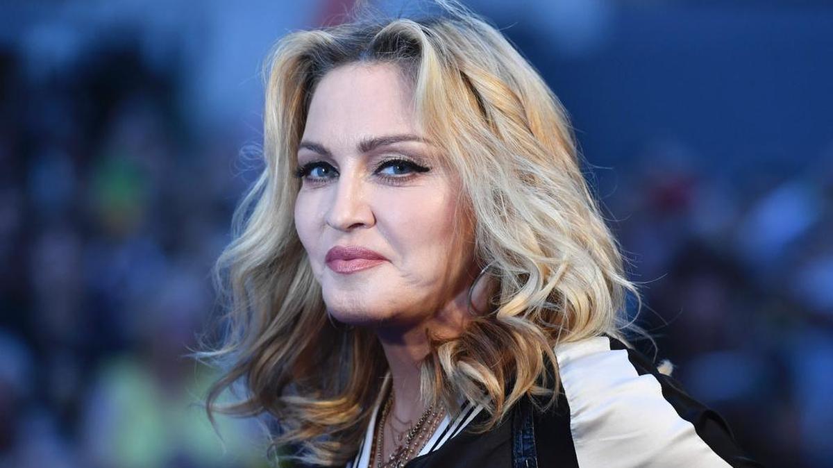 Esta foto de archivo tomada el 15 de septiembre de 2016 muestra a la cantante y compositora estadounidense Madonna posando en la alfombra roja para asistir a una proyección especial de la película "Los Beatles Ocho Días Una Semana: Los Años de Touring" en Londres.
