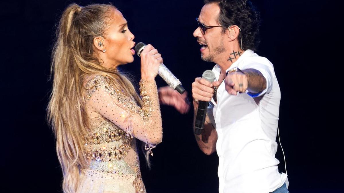 La artista estadounidense Jennifer López canta junto a su ex esposo Marc Anthony, durante su concierto en el anfiteatro Altos de Chavón, en La Romana (República Dominicana).