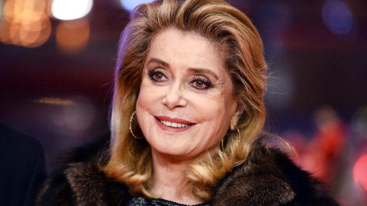 Esta foto de archivo tomada el 14 de febrero de 2017 muestra a la actriz francesa Catherine Deneuve posando en la alfombra roja para el estreno de la película "Sage Femme" (La partera) durante en el 67º festival de cine de la Berlinale en Berlín.