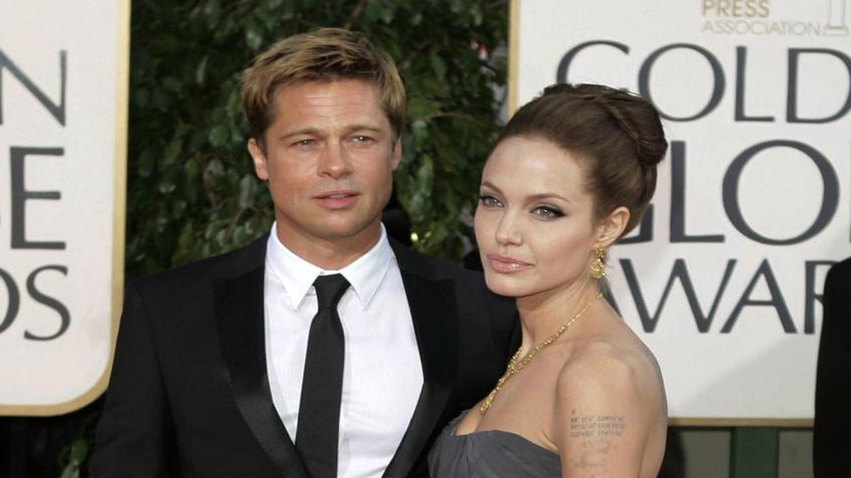 Los actores Brad Pitt y Angelina Jolie en la edición 64 de los premios Globos de Oro el 15 de enero de 2007.