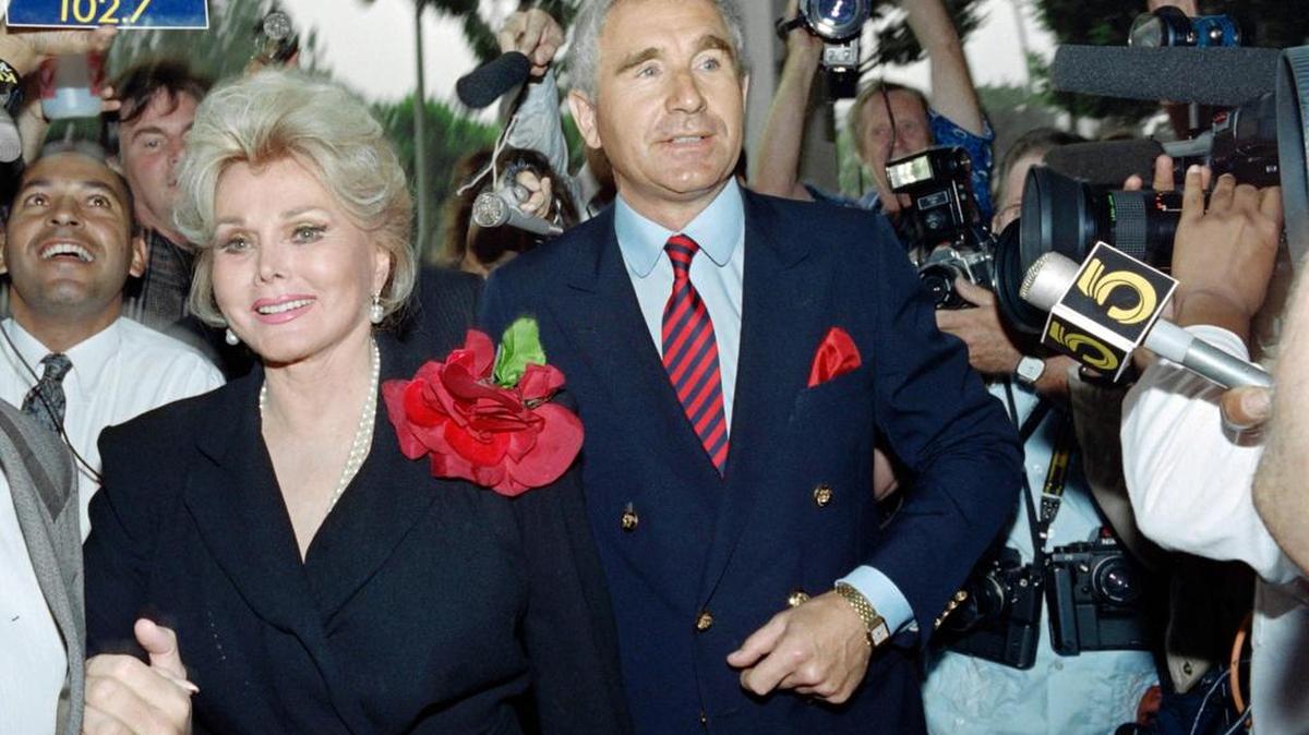 La actriz Zsa Zsa Gabor y su esposo, el principe alemán Frederick von Anhalt, entran a la corte municipal de Beverly Hills, California, el 11 de septiembre de 1989.