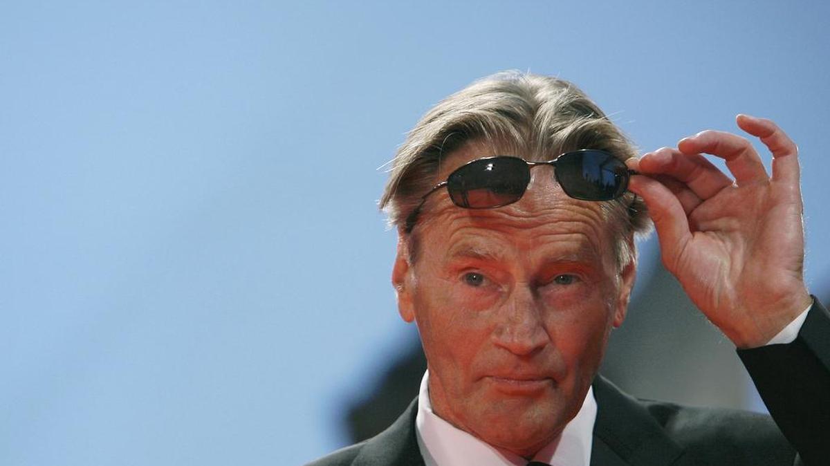 Esta foto de archivo tomada el 2 de septiembre de 2007 muestra al actor estadounidense Sam Shepard ajustando sus gafas de sol mientras llega para la proyección de la película "The Assasination of Jessie James by the coward Robert Ford" durante el 64 Festival Internacional de Cine de Venecia.