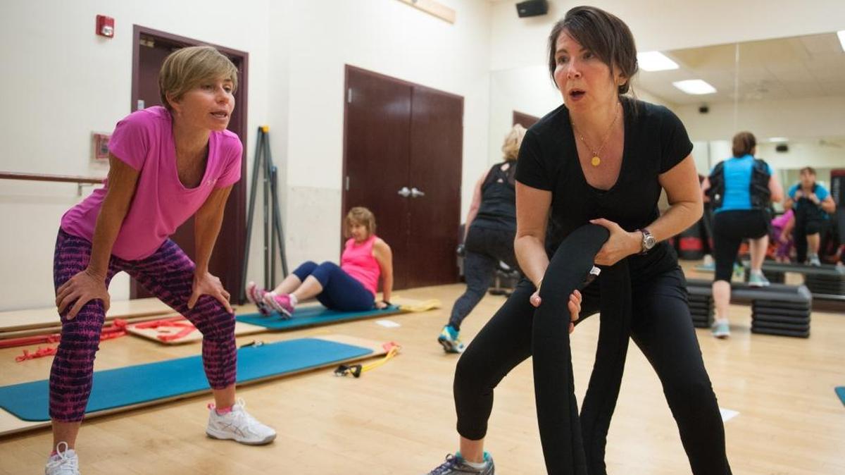 Practicar deporte requiere una gran cantidad de tiempo y energía, pero vale la pena porque reduce la presión sanguínea y disminuye el estrés, entre otros beneficios.