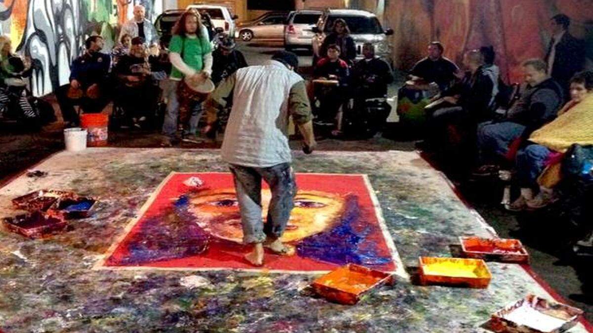 
El artista Daniel Pontet pinta sus grandes telas en las calles. Este sábado lo hará en el downtown de Hollywood, junto a una agrupación de tambores uruguayos.
