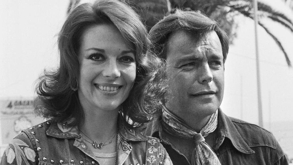 Esta foto de archivo tomada el 18 de mayo de 1976 muestra a los actores Natalie Wood y su esposo Robert Wagner durante el 29 ° Festival de Cannes en Cannes.