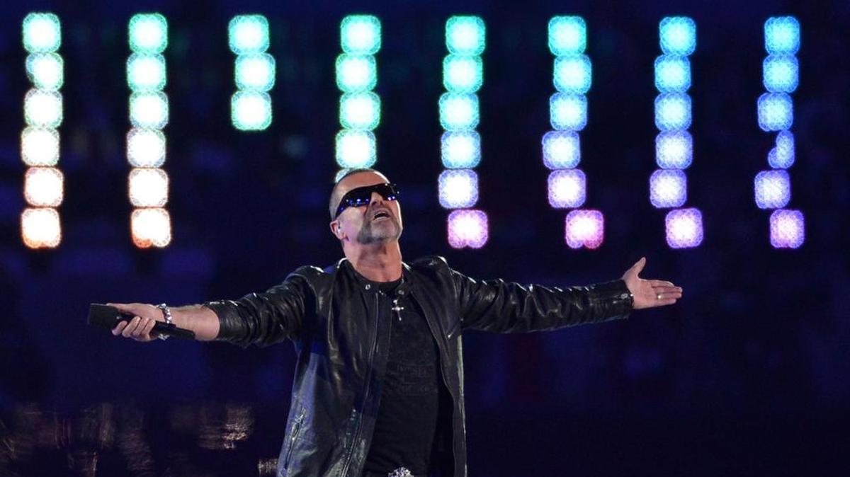 Esta foto de archivo tomada el 12 de agosto de 2012 muestra al músico británico George Michael actuando durante la ceremonia de clausura de los Juegos Olímpicos de Londres 2012 en el Estadio Olímpico en el este de Londres.