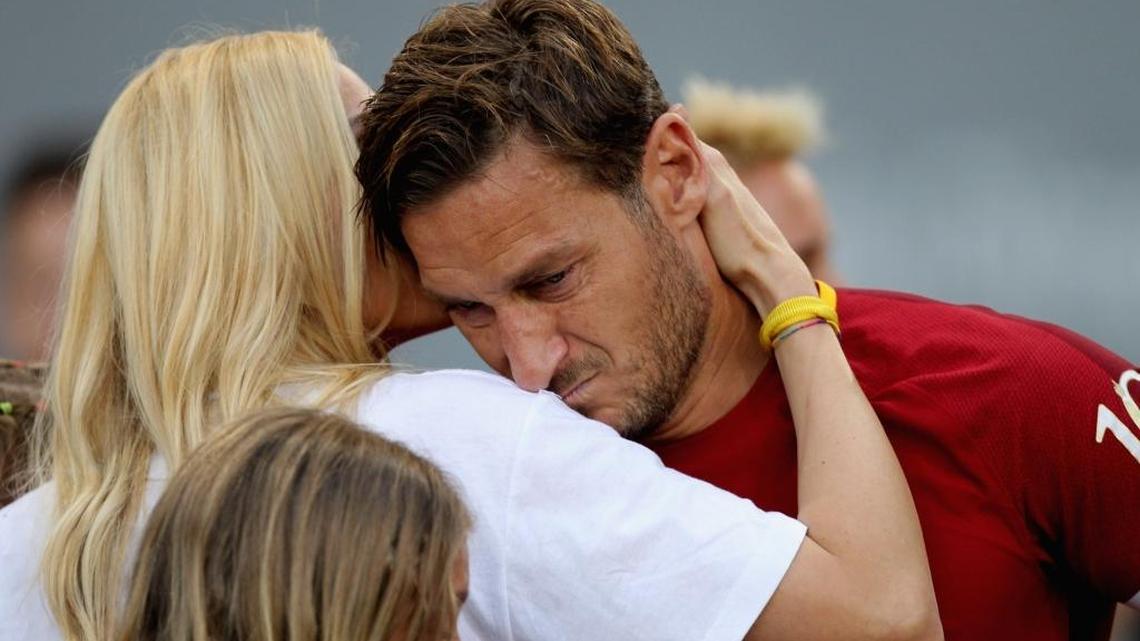 El futbolista Francesco Totti llora al final de su último partido, en el hombro de su esposa, Ilary Blasi, el 28 de mayo en Roma, Italia.