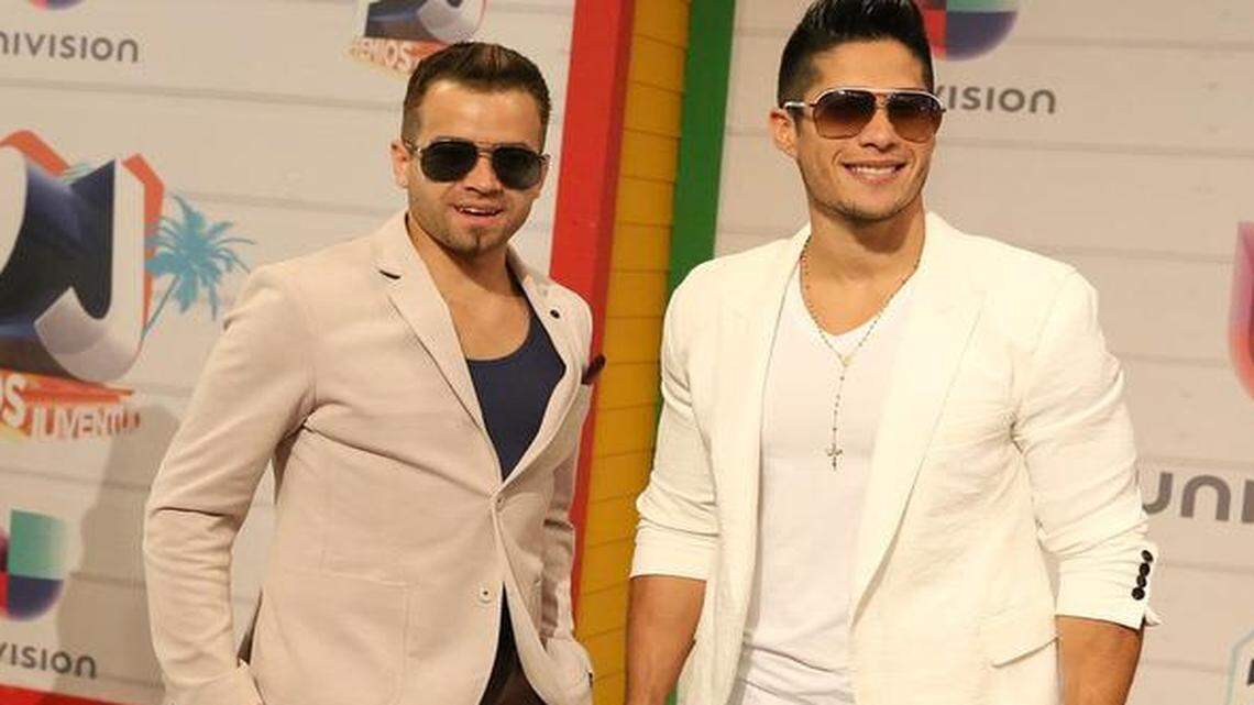 
Chino (der.) y Nacho en Premios Juventud en Miami.
