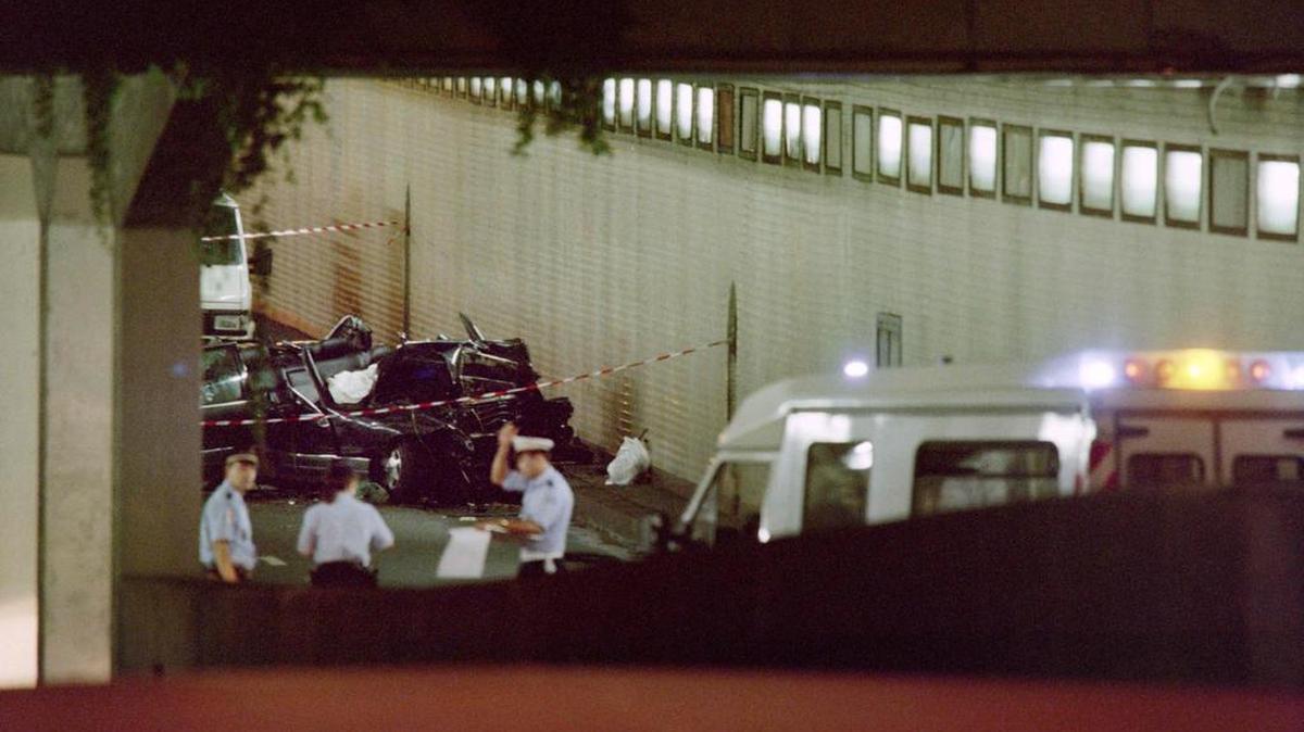 Esta foto de archivo tomada el 31 de agosto de 1997 muestra los restos del coche de la princesa Diana en el túnel de Alma de París.
