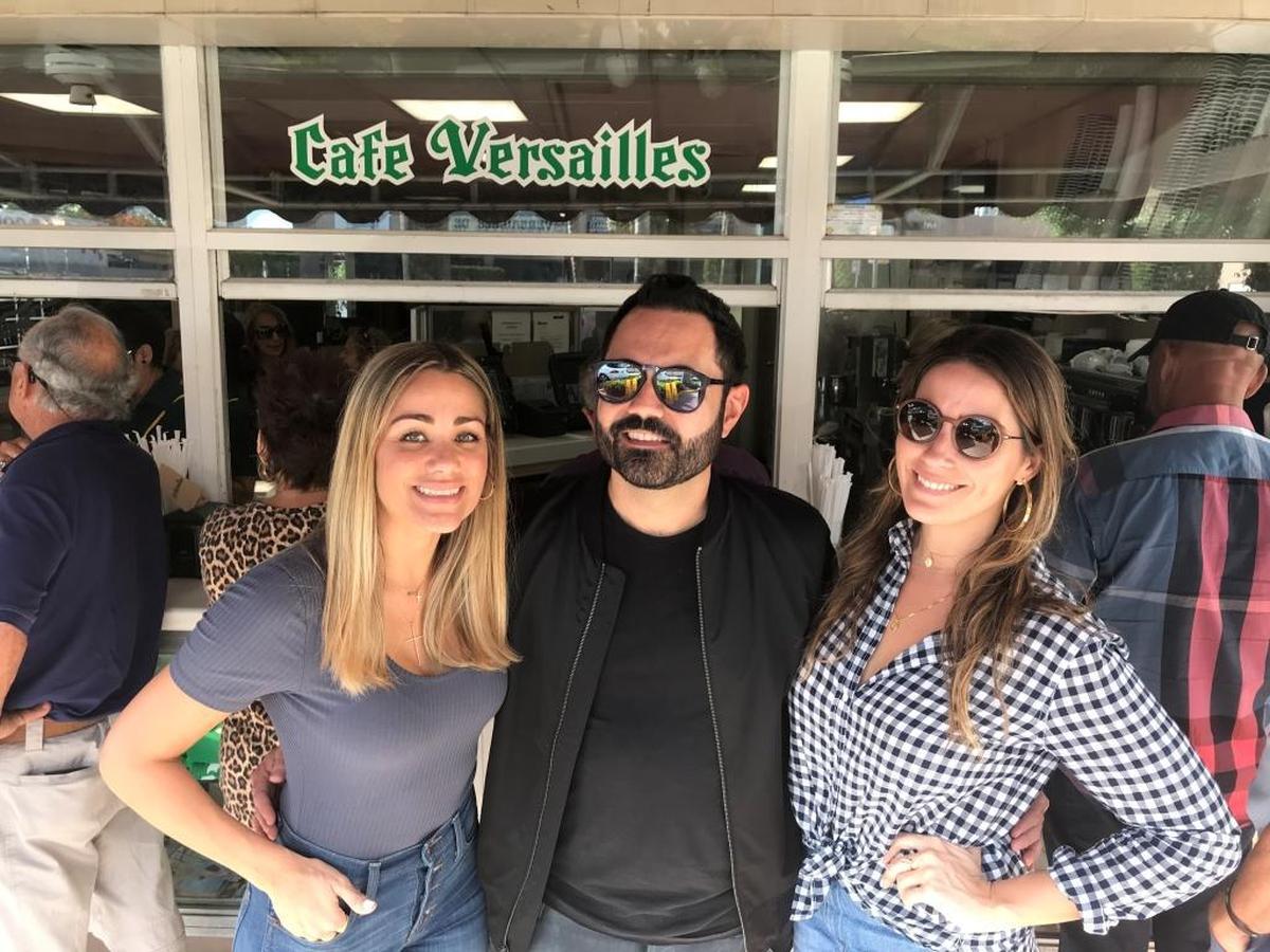 Gloria Ordaz con la personalidad radial Enrique Santos y Lully Valls, en el Versailles.