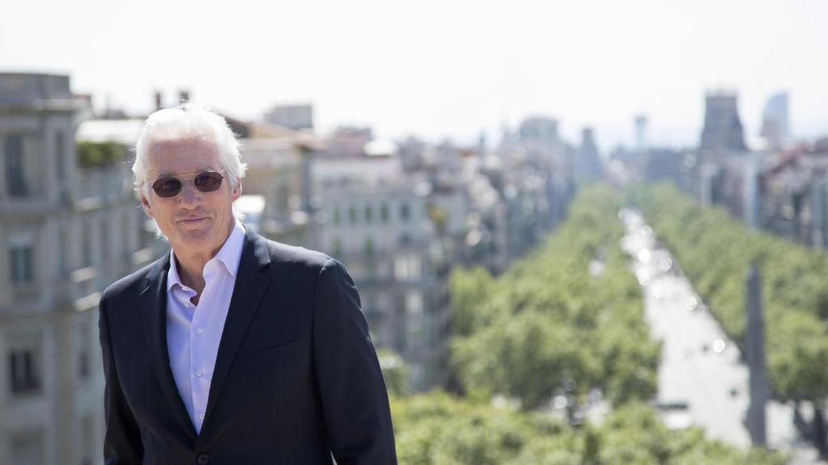 El actor estadounidense Richard Gere posa hoy ante los medios con motivo de la inauguración del nuevo Festival Internacional de Cine de Barcelona-Sant Jordi, que celebra su primera edición entre el 21 y el 28 de abril en los Cines Verdi de la capital catalana, y del estreno en España de su última película, "Norman", dirigida por Joseph Cedar.