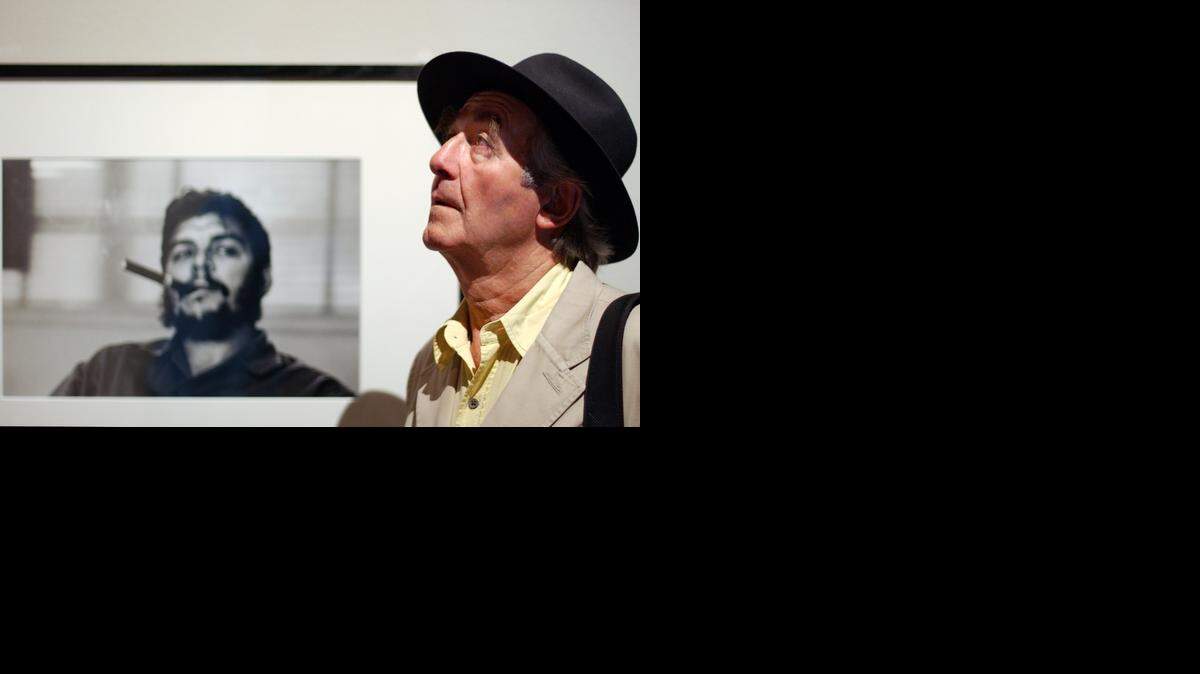 
Foto de archivo de 2004. El fotografo suizo Rene Burri posa junto a una de sus famosas fotos de Erneste “Che” Guevara tomada en 1961 en La Habana, Cuba. 
