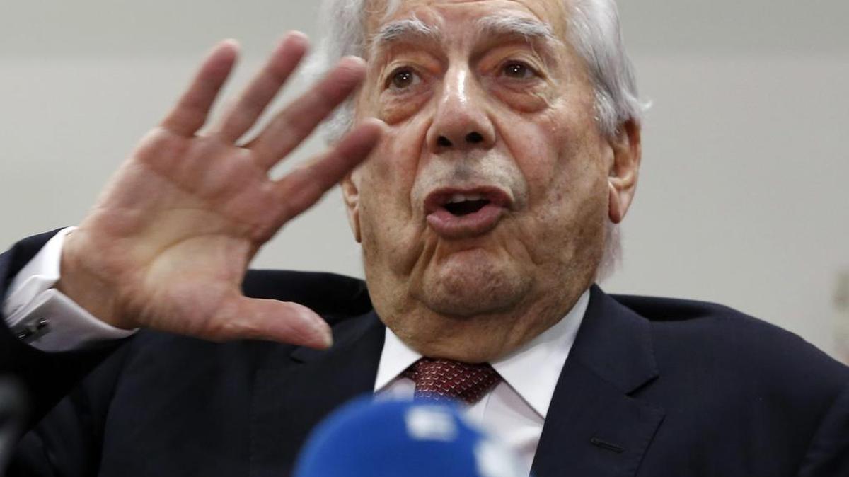 El escritor peruano Mario Vargas Llosa ofrece una rueda de prensa en Manila (Filipinas) hoy, 3 de noviembre de 2016. El Nobel de literatura Mario Vargas Llosa aseguró hoy durante su visita a Filipinas que su vida amorosa es una experiencia fantástica y maravillosa, pero rehusó hablar en público sobre su compañera sentimental, la filipina Isabel Preysler, para no "banalizar" la relación entre ambos.