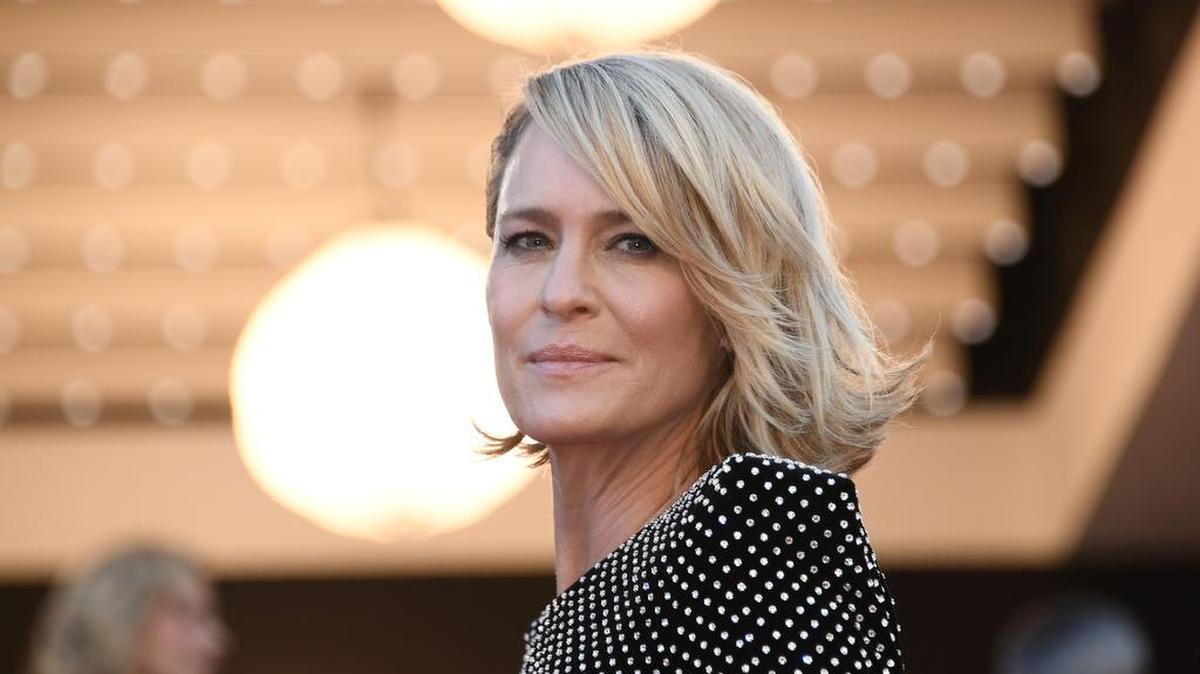 La actriz estadounidense Robin Wright llega para la proyección del filme 'Ismael's Ghosts' durante la Ceremonia de Apertura de la 70(TM) edición del Festival de Cine de Cannes el miércoles 17 de mayo de 2017, en Cannes (Francia).